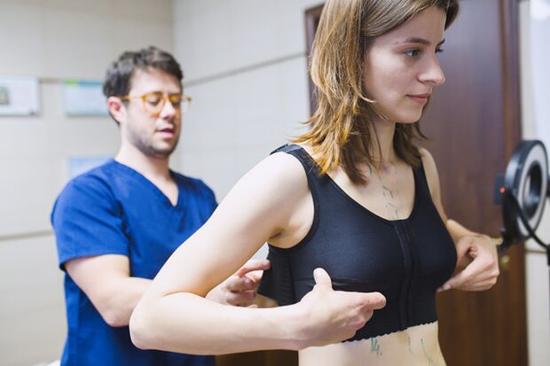 Indossare indumenti compressivi dopo l'aumento del seno con acido ialuronico