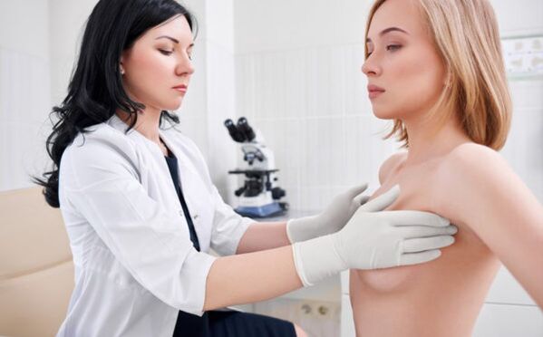 esame da parte di un medico prima dell'intervento di aumento del seno
