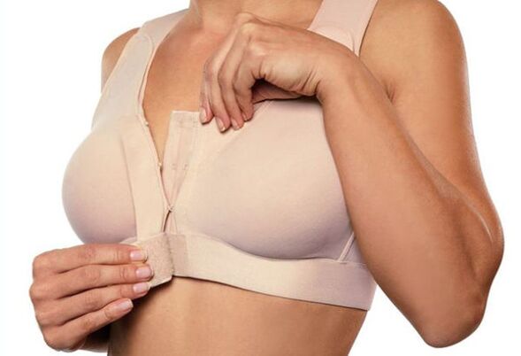 reggiseno compressivo dopo l'aumento chirurgico del seno